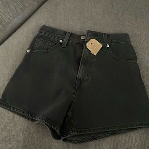 Levi’s High waisted mom shorts - size 25 brand new